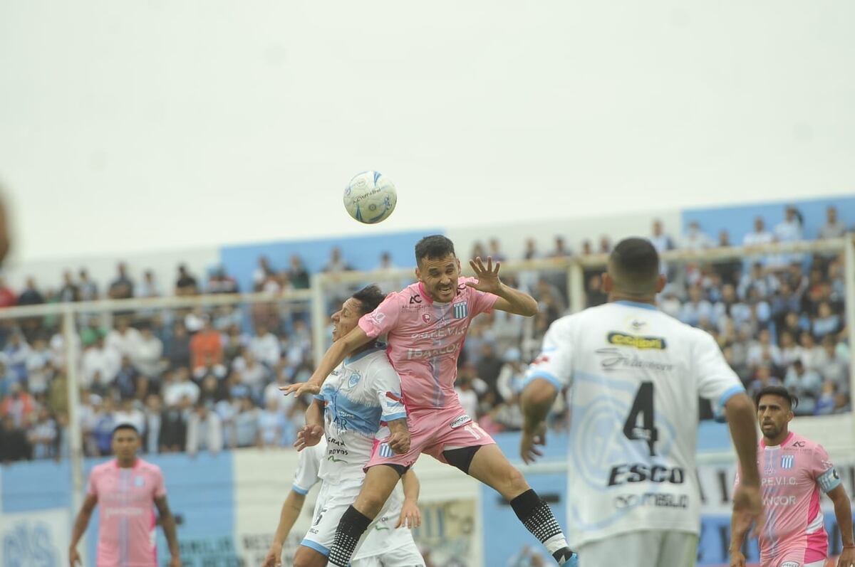 Racing y Gimnasia de Concepción del Uruguay, en el Miguel Sancho, por la última fecha del Federal A. (Foto: Javier Ferreyra)