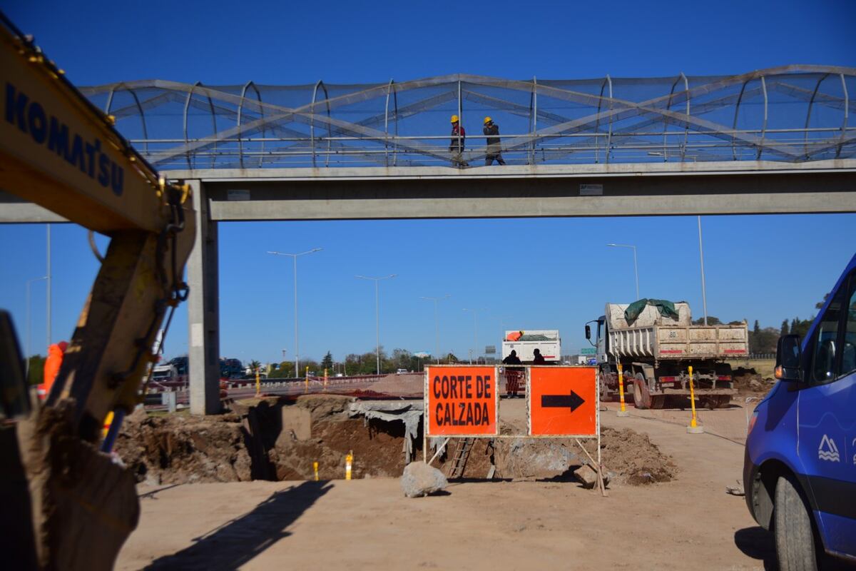 Continúan las obras de reparación de un caño de Aguas Cordobesas en la zona de El Tropezón. (Pedro Castillo / La Voz)