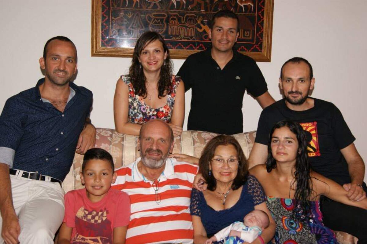 Juan Carlos Benedetti y Olga J. Pinto, junto a hijos y nietos. (Gentileza familia Benedetti)