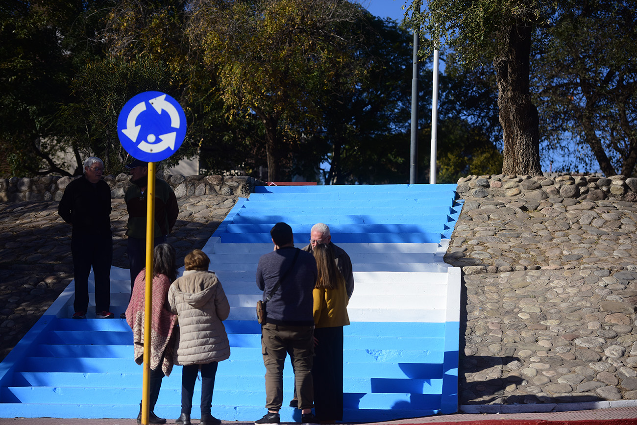 La bandera y la intervención en la Plazoleta para el día de la bandera en barrio San Vicente Parque. (José Gabriel Hernández / La Voz)