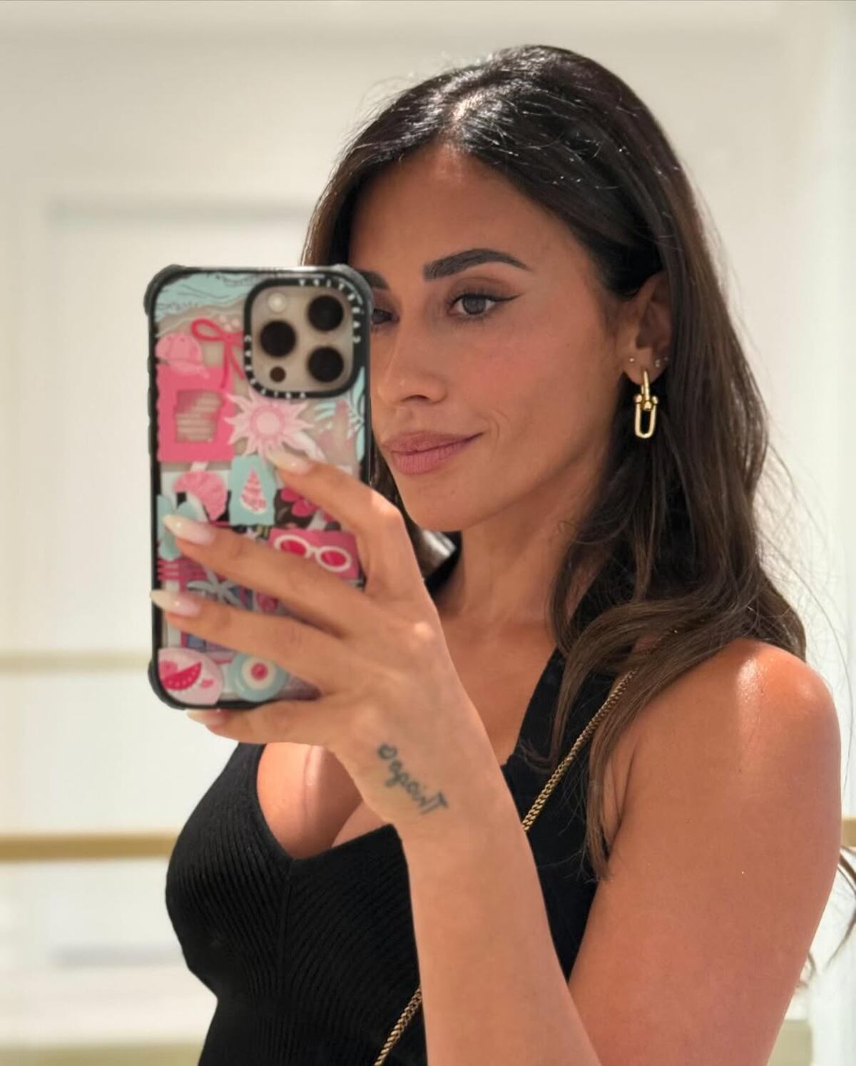 Antonela Roccuzzo marca la pauta de la moda 2025: los jeans oversize con tiras que conquistaron Miami