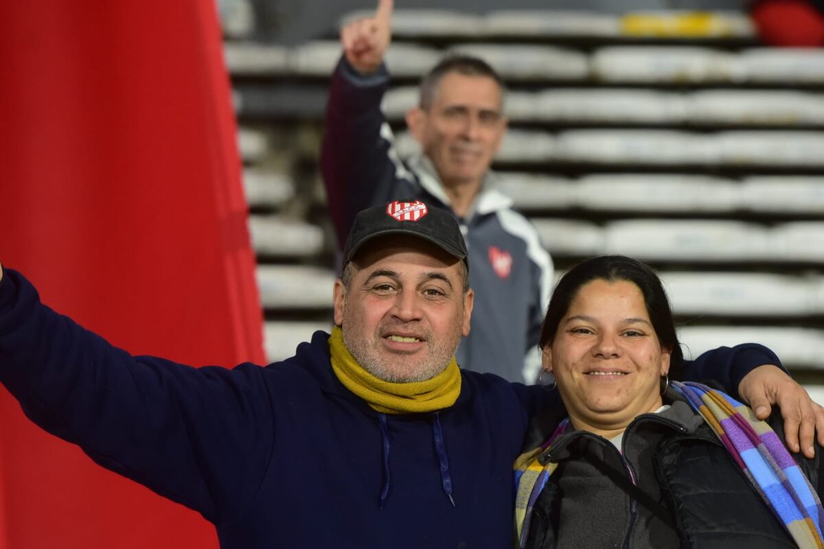 Hinchas de Instituto en la platea Ardiles del estadio Kempes, donde se jugó el partido ante River. (José Gabriel Hernéndez / La Voz)