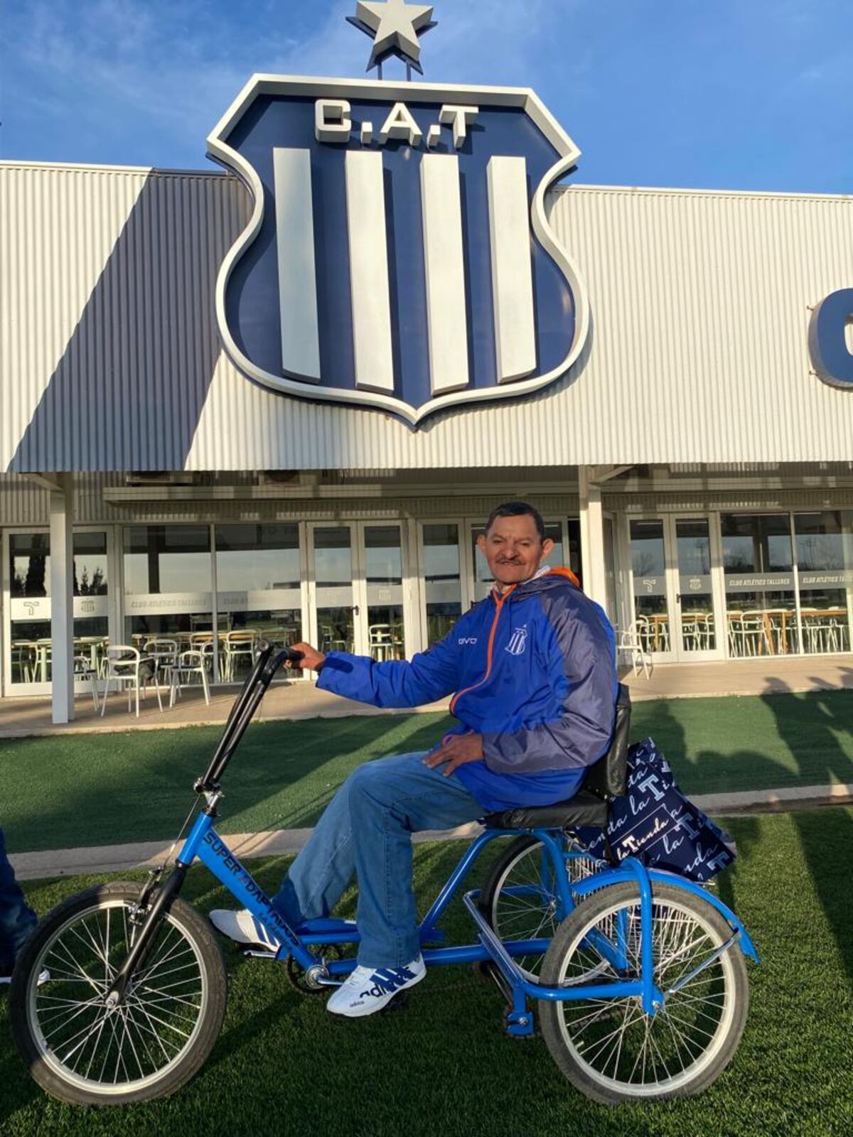 La fundación Jean Maggi entregó una nueva bicicleta adaptada a Hilario Garay, de Obispo Trejo. (Gentileza)