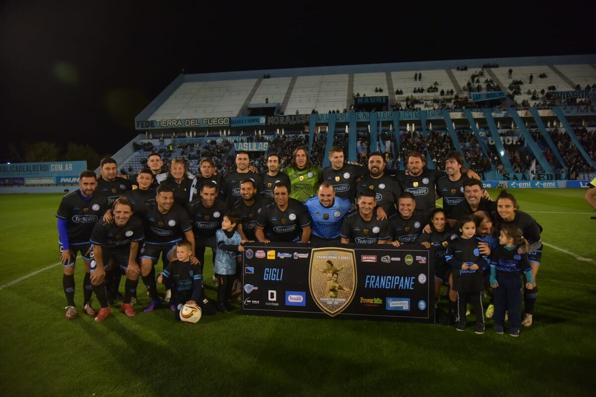 Muchas glorias del Pirata, en la noche del partido despedida de Gigli y Frangipane. (Facundo Luque/La Voz)
