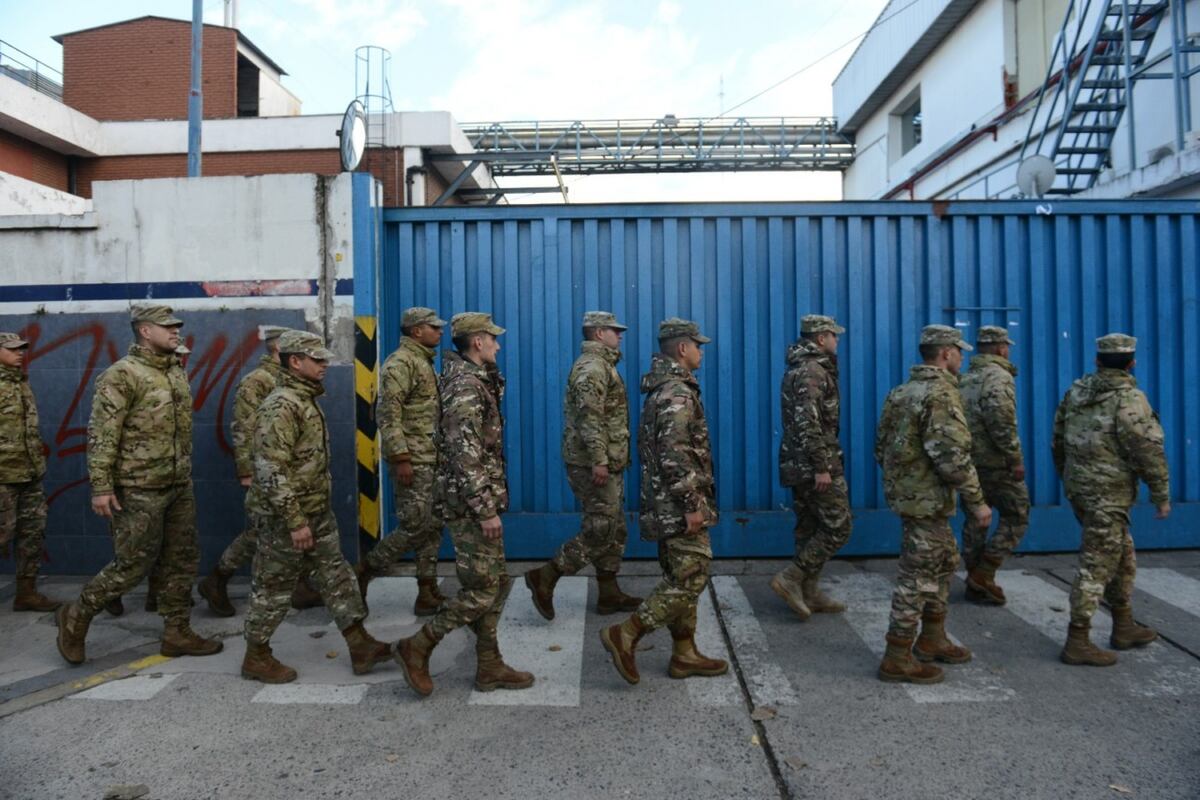 En Villa Martelli, militares comienzan a repartir los alimentos que estaban guardados en galpones. (Gentileza Clarín)