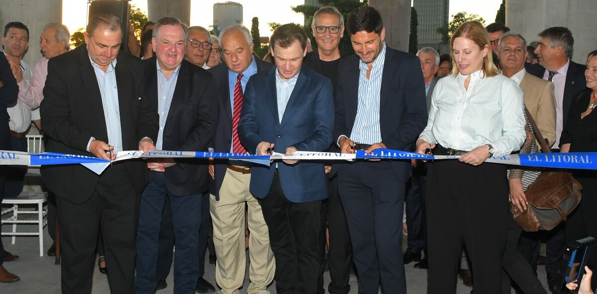 Corte de cintas, en la inauguración de la nueva sede del grupo El Litoral.
