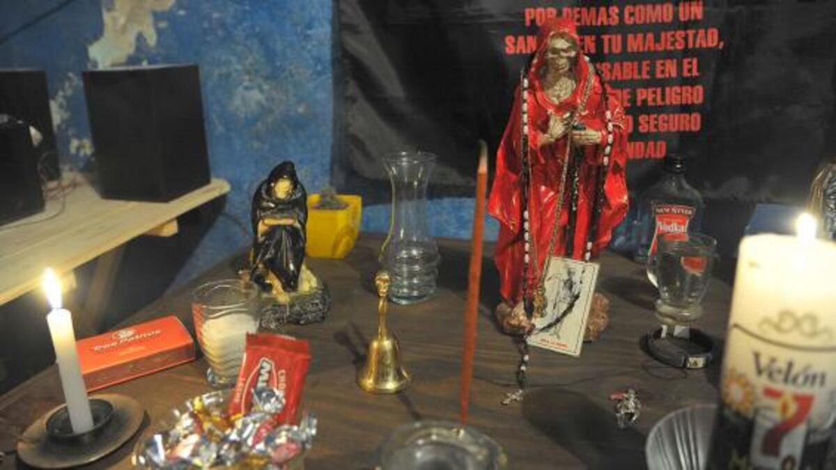 Ofrendas. Caramelos y bebida blanca, algunas de las donaciones que la promesante comparte con su “santito protector” (La Voz).