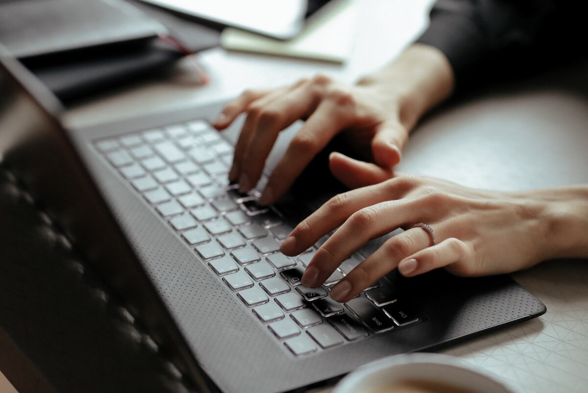 Para la correcta limpieza de teclados el primer paso es desconectar el teclado o apagar por completo la notebook. (Foto: Freepik)