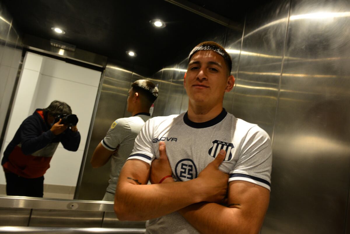 Navarro deberá estar un par de semanas más sin jugar por un esguince. Luego intentará demostrar que tiene talento para ganarse un lugar (Foto: José Hernández).