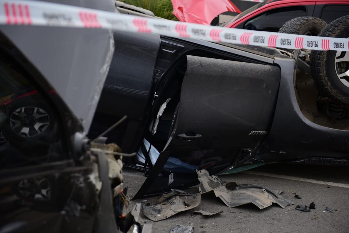 Impactante accidente en la puerta de Corteza Mall, al lado del country La Rufina, Córdoba. (José Gabriel Hernández / La Voz)