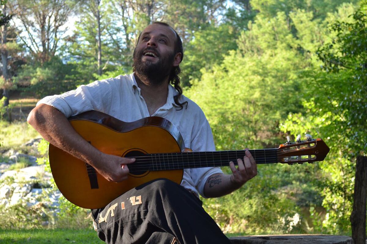 El músico nacido en Villa Dolores apela a la historias y a las anécdotas detrás de las canciones para establecer una cercanía peñera con su público. (Gentileza Lucia Di Mauro).