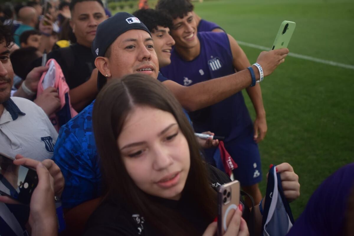 Talleres: el entrenamiento abierto reforzó el vínculo entre el plantel y su gente, en una tarde marcada por el viento y el aliento constante. (Javier Ferreyra / La Voz)