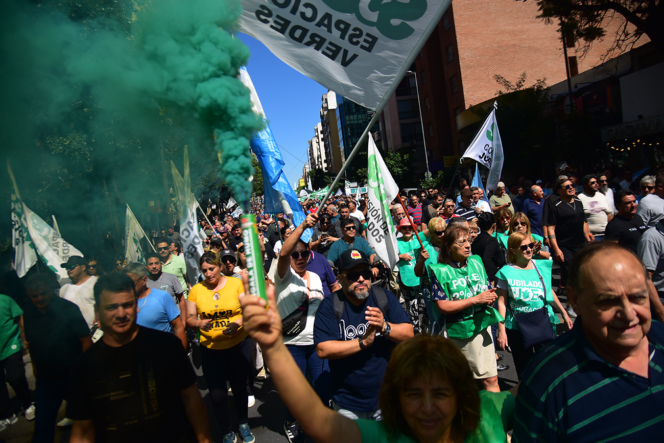 Protesta. Estatales de Córdoba marchan en rechazo al aumento de aportes para la Caja de Jubilaciones. Pedro Castillo  / La Voz