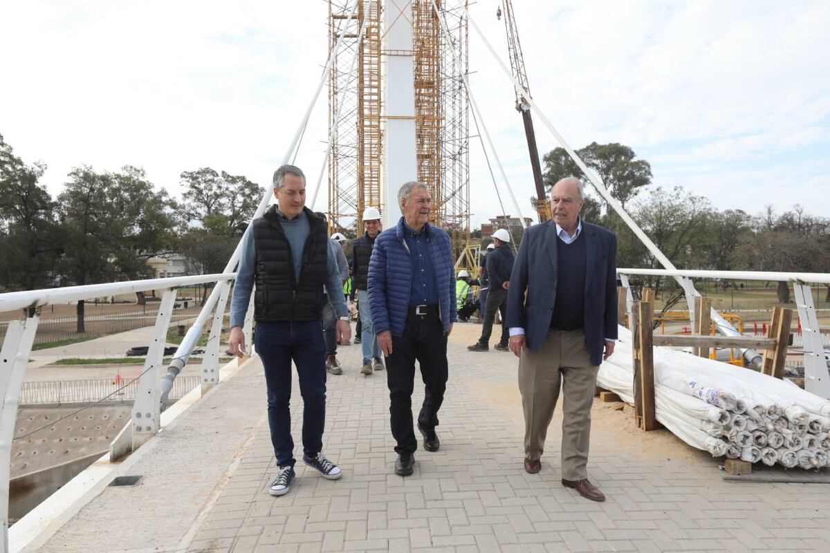 El gobernador Juan Schiaretti supervisó el puente peatonal que unirá la ex Plaza Austria con Parque Las Heras. (Gobierno de Córdoba)