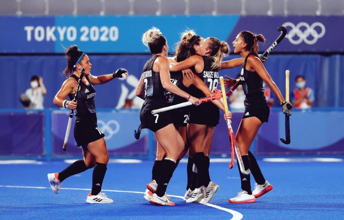 La salteña Valentina Raposo (derecha) festeja con sus compañeras de Las Leonas