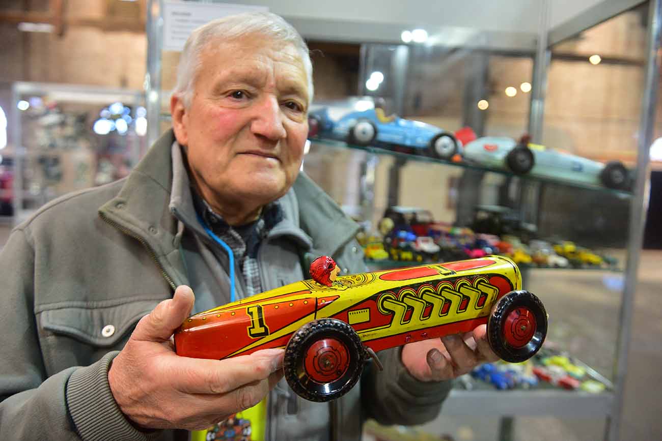 Gabriel Peralta (72), quién comenzó coleccionado en 1965 a los 13 años. Su especialidad son los juguetes de latas. (José Gabriel Hernández / La Voz)