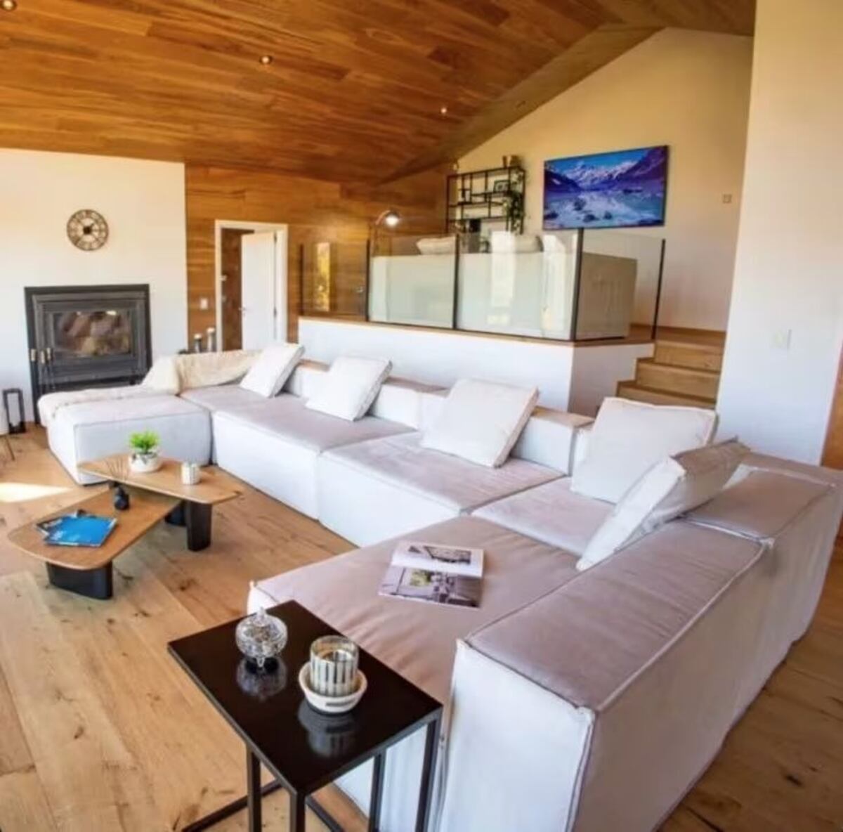 Cómo es el living de Iván de Pineda en Bariloche: la tendencia XXL que redefine el diseño interior.