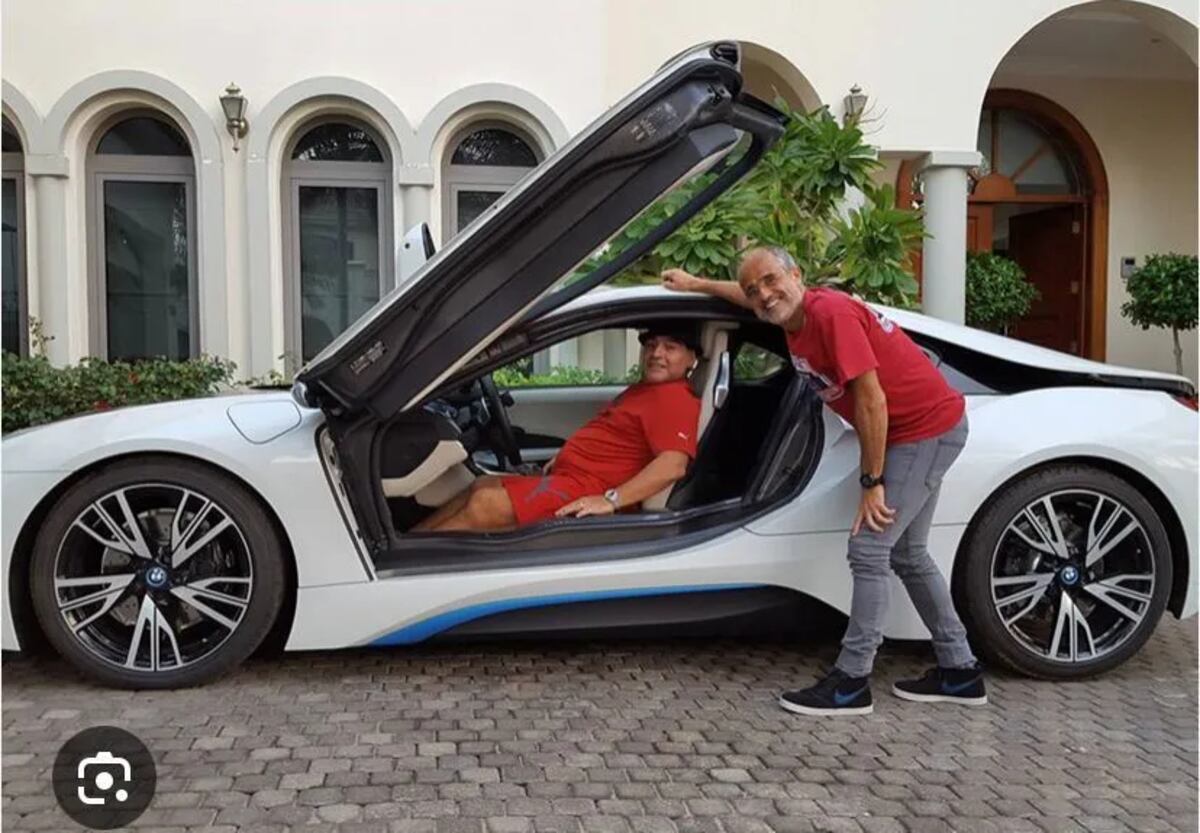 El BMW i8 que perteneció a Diego Armando Maradona y que se está subastando. Acá, Diego, el auto y el periodista Daniel Arcucci. (SBX Cars)