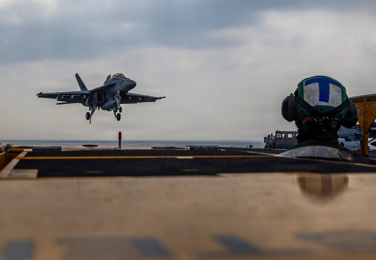 Trabajos sobre el portaaviones USS Abraham Lincoln que va rumbo a Irán. (AP)