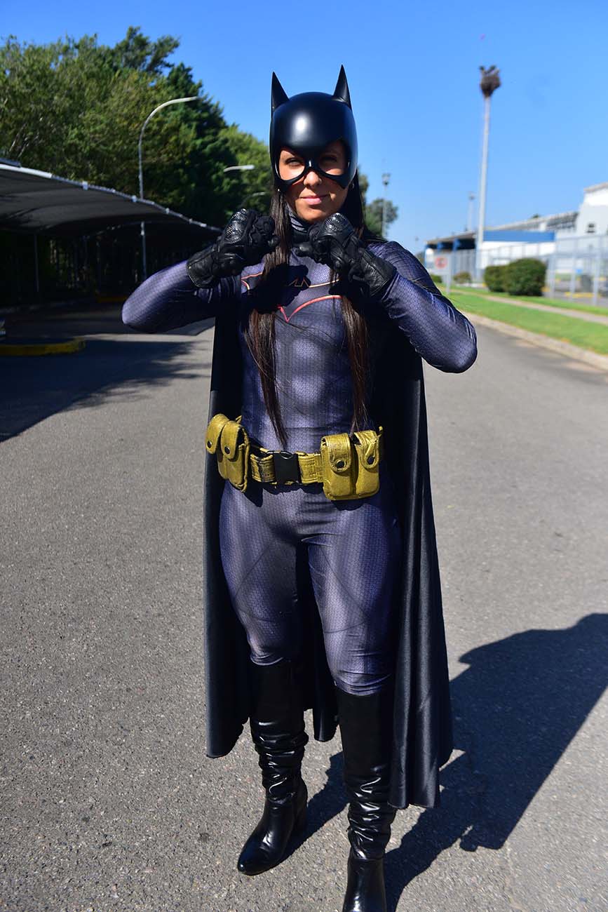 Batman y los superhéroes cordobeses de visita a la Redacción de La Voz para Historias Urbanas. (José Gabriel Hernández / La Voz)