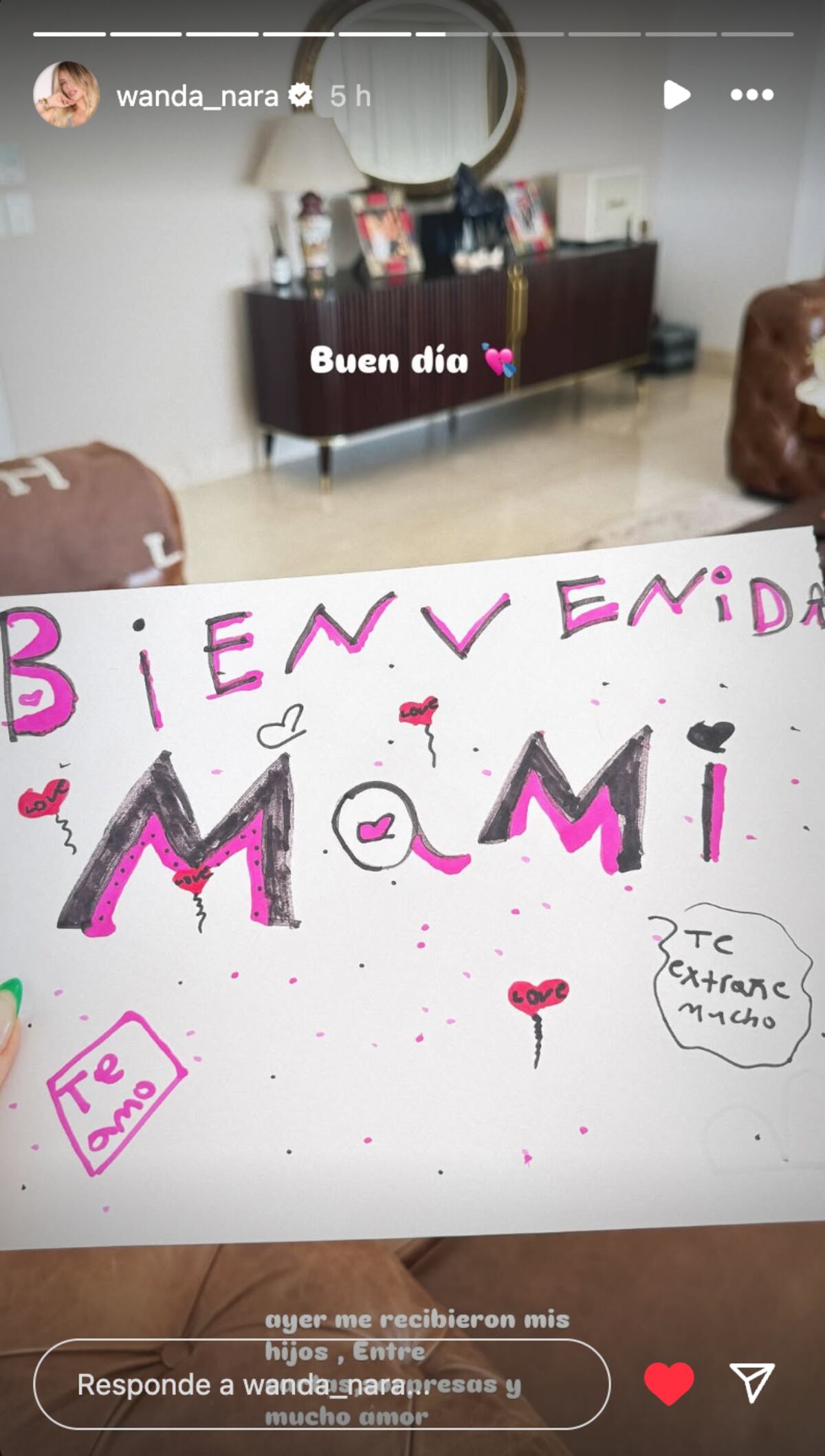 Uno de los carteles que las hijas de Wanda Nara le hicieron para recibirla tras haber estado unos días en Brasil por trabajo. (Foto: Instagram)