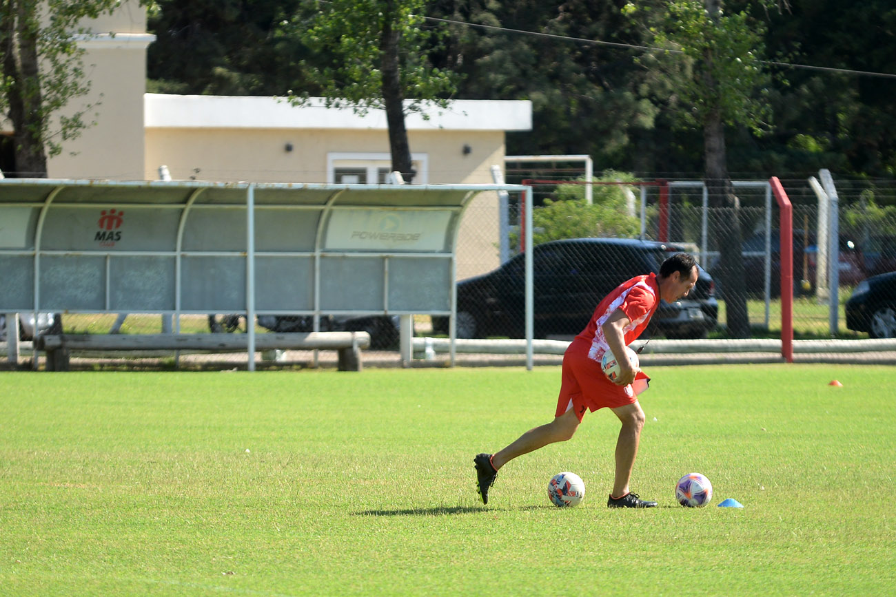 Día de entrenamiento. El plantel de Instituto retomó las prácticas en el predio de La Agustina. (Nicolás Bravo / La Voz)