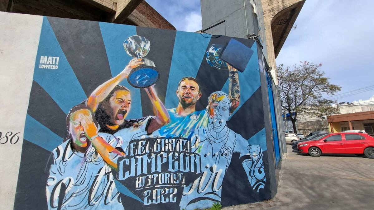 Pablo Vegetti y Bruno Zapelli, en un mural en la cancha de Belgrano. (La Voz)