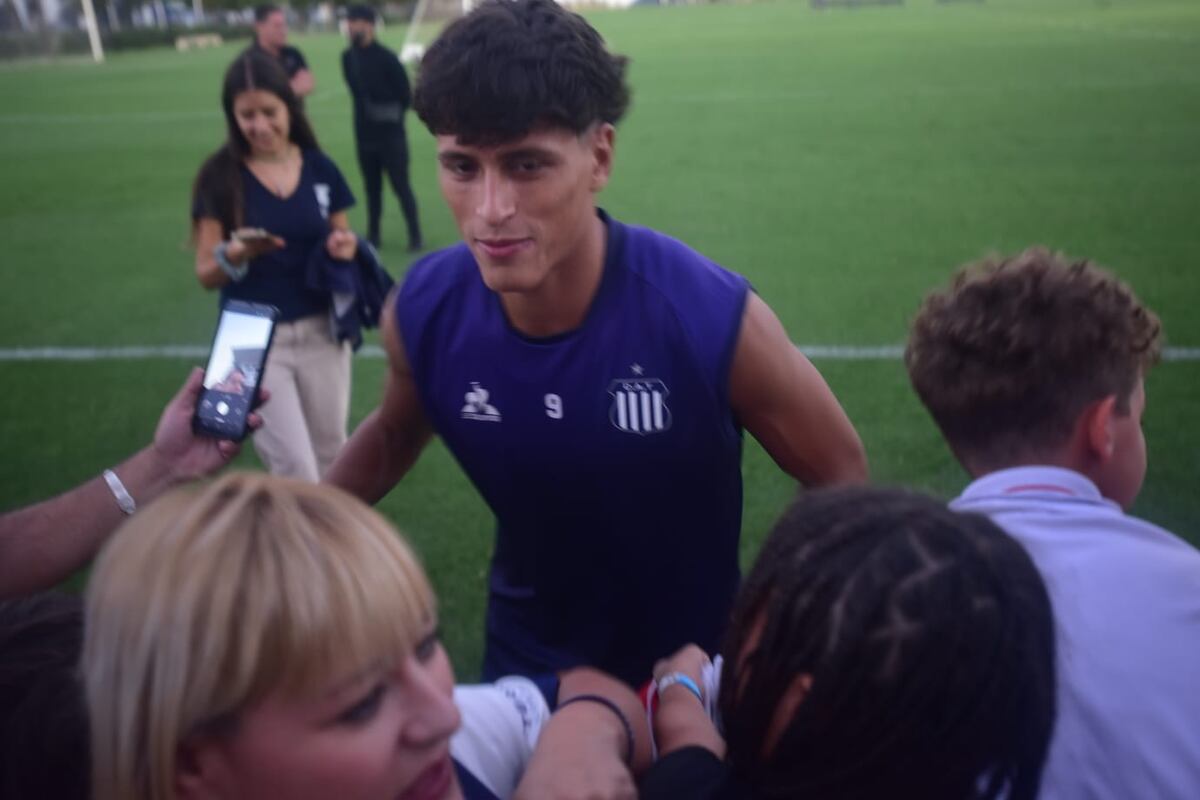 Talleres: el entrenamiento abierto reforzó el vínculo entre el plantel y su gente, en una tarde marcada por el viento y el aliento constante. (Javier Ferreyra / La Voz)