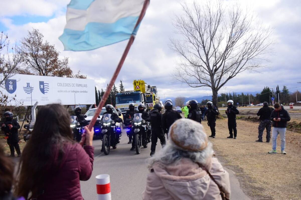 En el tramo final del trasplante del quebracho de la Avenida Padre Luchesse, ambientalistas presentaron una orden judicial para detener el avance de la obra. (José Hernández / La Voz)