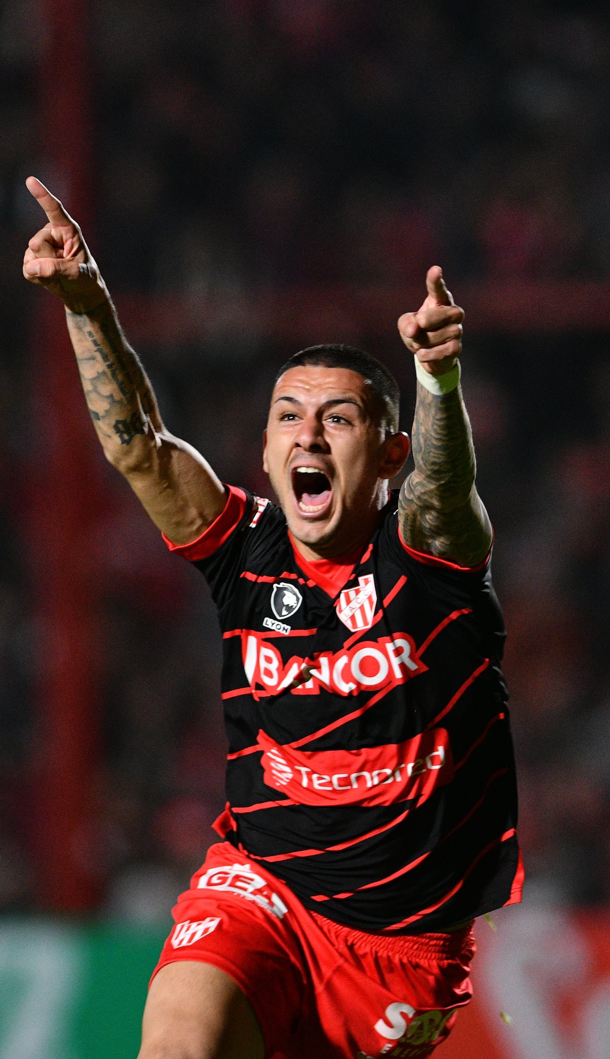 Giuliano Cerato festeja su gol para Instituto. Foto: (Pedro Castillo / La Voz)