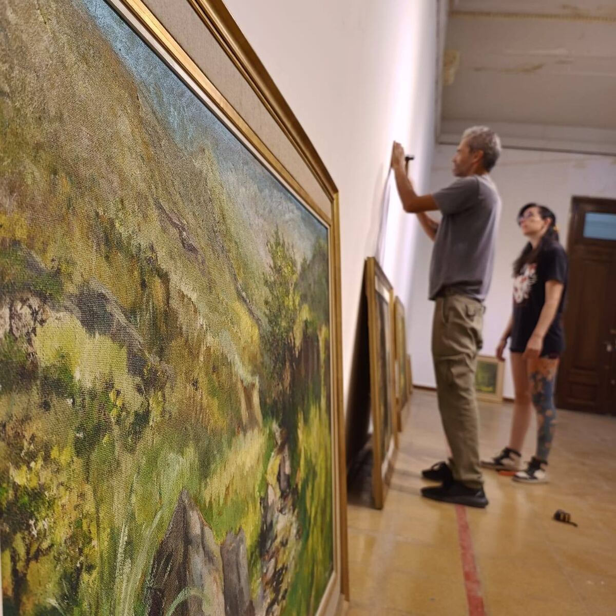 A cinco años del fallecimiento de Héctor Otegui, inauguran una muestra con 19 de sus obras, en el Palacio Municipal.