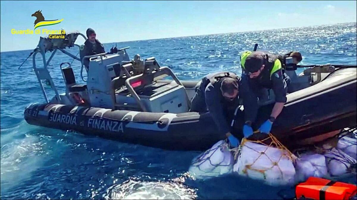 Cocaína "flotante", al ser hallada por las autoridades. (Italian Financial Police vía AP)