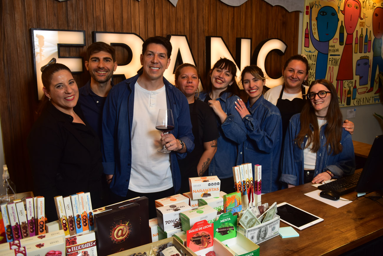 "Kiki" Cabanillas con los trabajadores de Franc.  (Nicolás Bravo / La Voz)