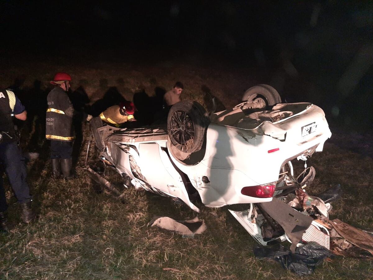 El auto cayó desde un puente de la avenida Circunvalación de Tucumán intentando esquivar el accionar de asaltantes. (@jorgegalvan_0k)