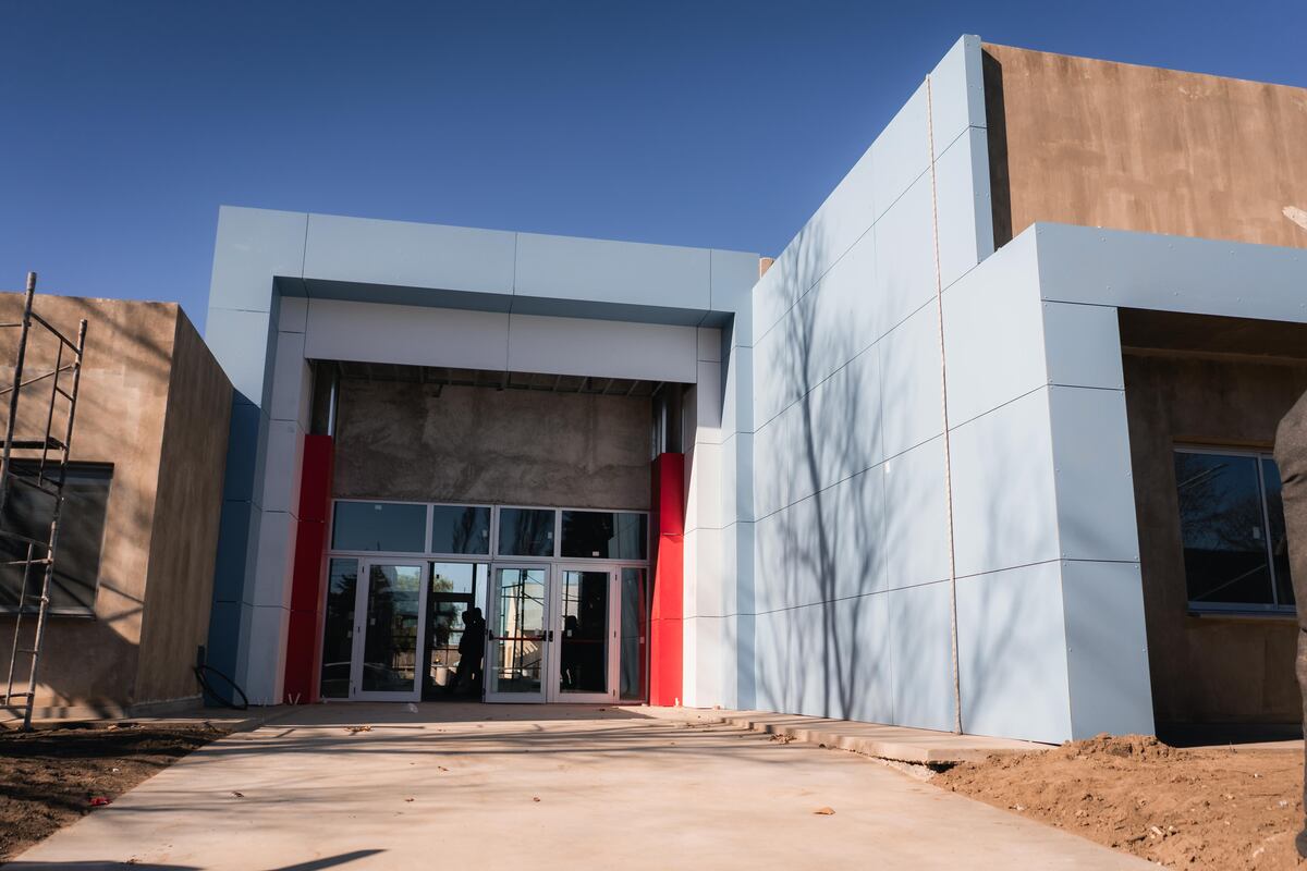 Obras. Llamosas recorre las obras en las futuras escuelas Proa y de oficios (Gentileza).