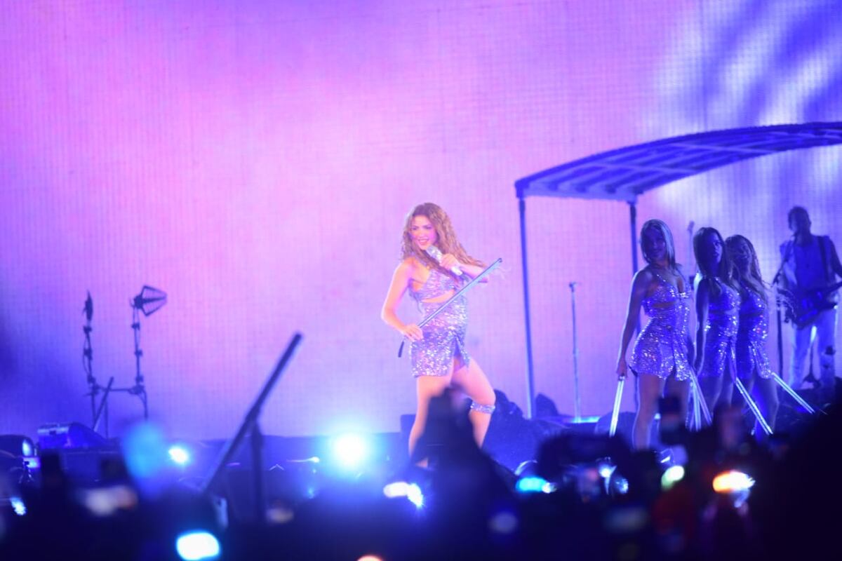 Shakira, sus bailarines y su banda en una imagen del show de este domingo, que finalizó anticipadamente a raíz del clima. (Javier Fereyra/La Voz).