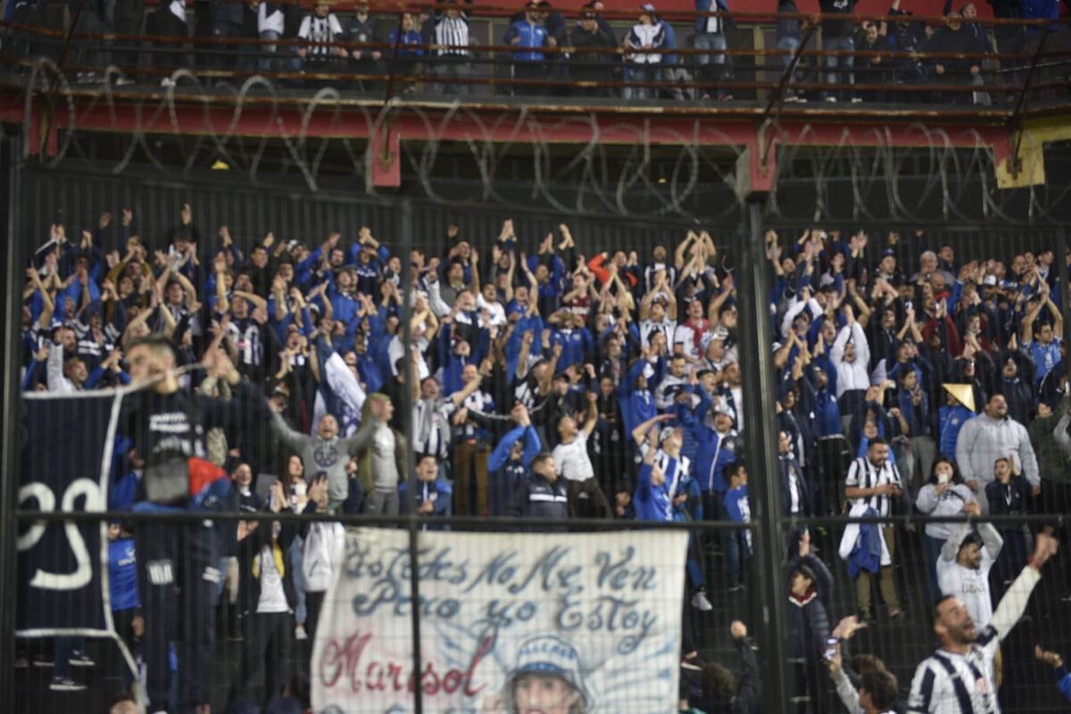 La hinchada de Talleres en el estadio de Colón en la previa del partido con Colón por la vuelta de los octavos de final de la Copa Libertadores. (Ramiro Pereyra / Enviado especial de La Voz del Interior)