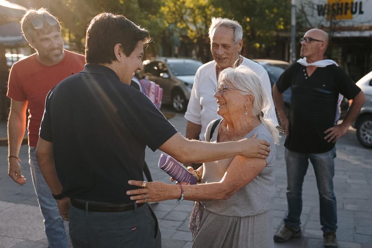 Roca, el candidato libertario, sale a las plazas para hacer campaña.