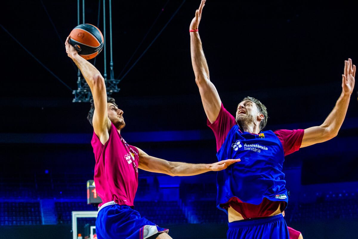 Leandro Bolmaro en un entrenamiento de Barcelona con la "leyenda" del básquetbol español, Pau Gasol. (Prensa Barcelona)