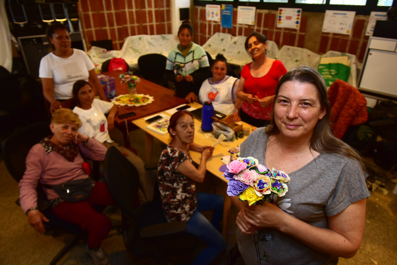 Álida Weht, de la ONG Las Omas, junto a otras mujeres que integran la organización. (Nicolás Bravo / La Voz)