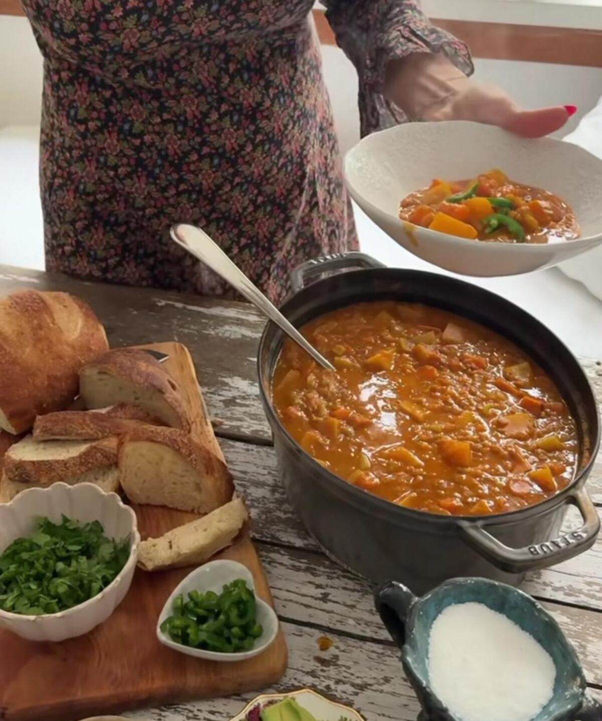 Pamela Anderson incluye en su dieta antinflamatoria una deliciosa sopa de lentejas.