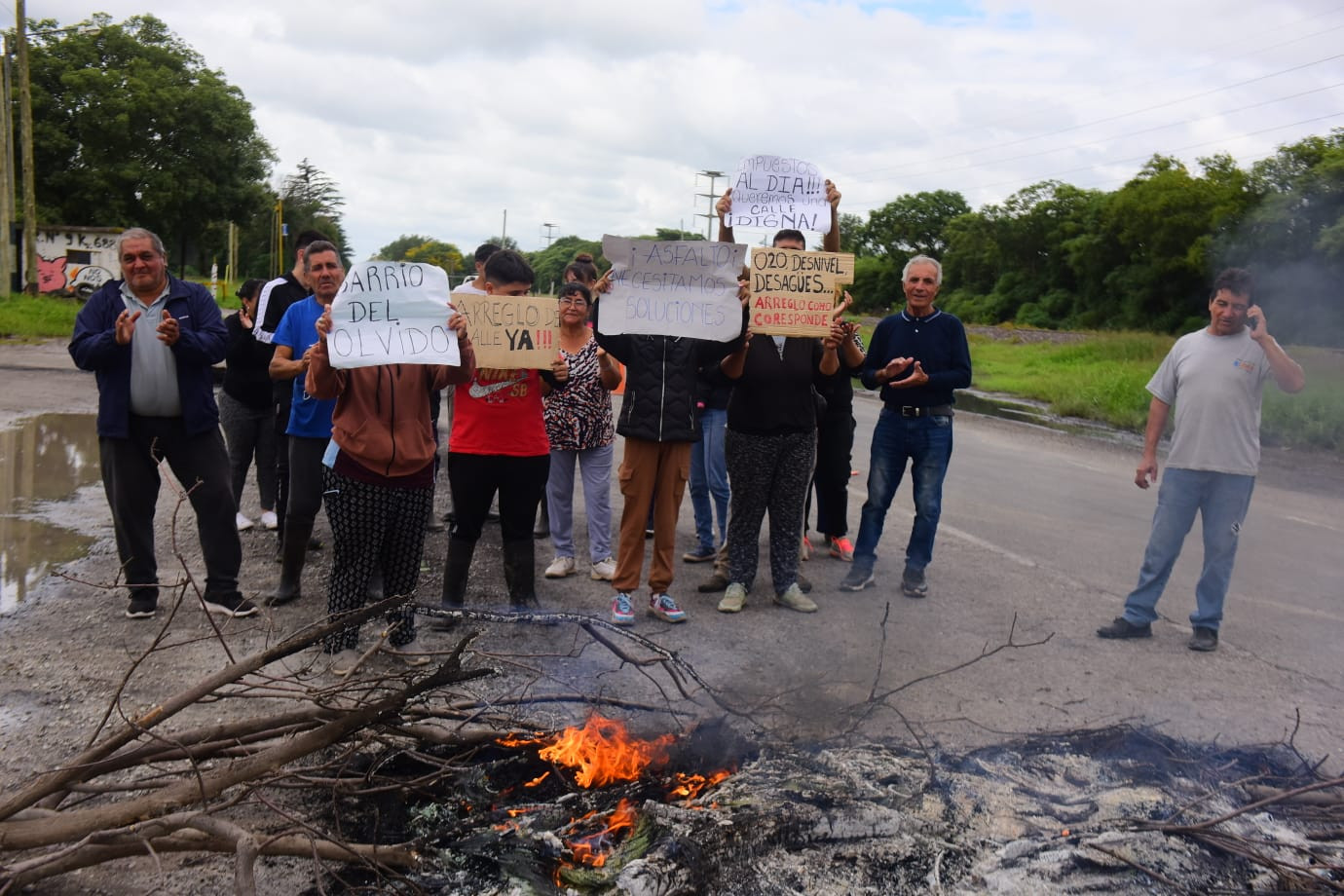 Protesta de vecinos porque los colectivos no pueden ingresar al barrio. Piden que asfalten las calles. (José Gabriel Hernández / La Voz)