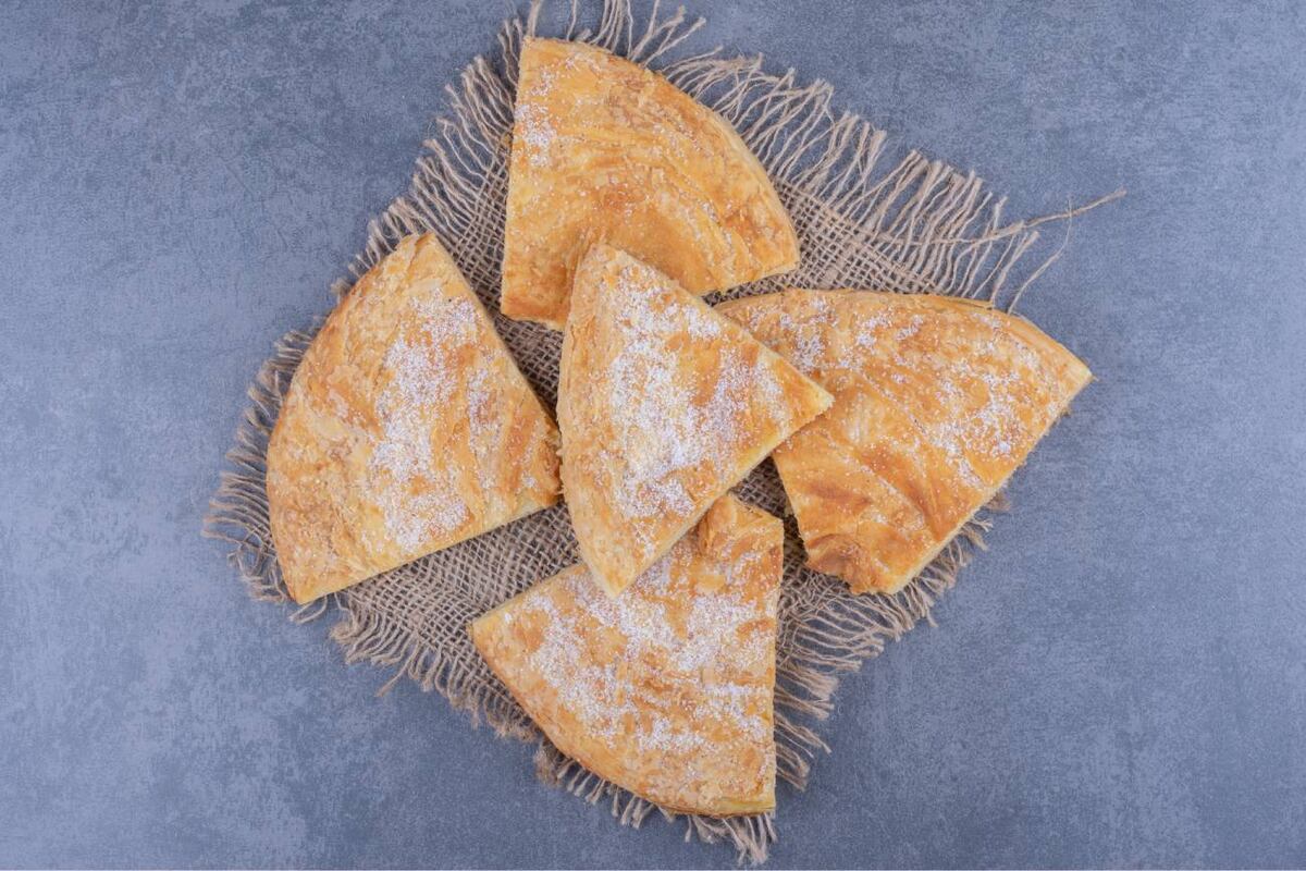 Las tortas fritas al horno son una alternativa liviana y sin grasas, perfectas para acompañar el mate sin culpas. Se hacen fácil, con pocos ingredientes y mantienen el sabor tradicional. (Freepik)