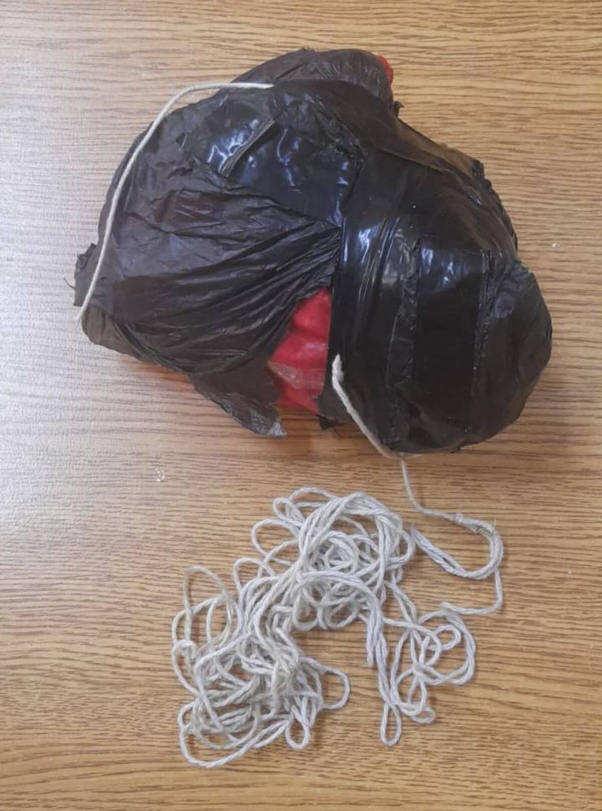 Un paquete droga secuestrado tras haber sido lanzado desde un dron a una cárcel de Córdoba. (SPC)