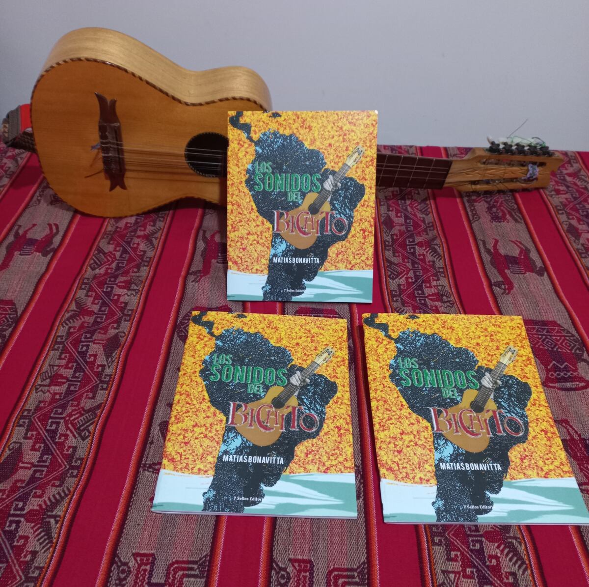 El libro y el instrumento. "Los sonidos del bichito", junto a su principal inspiración. (Gentileza Hernán Baravaglio).