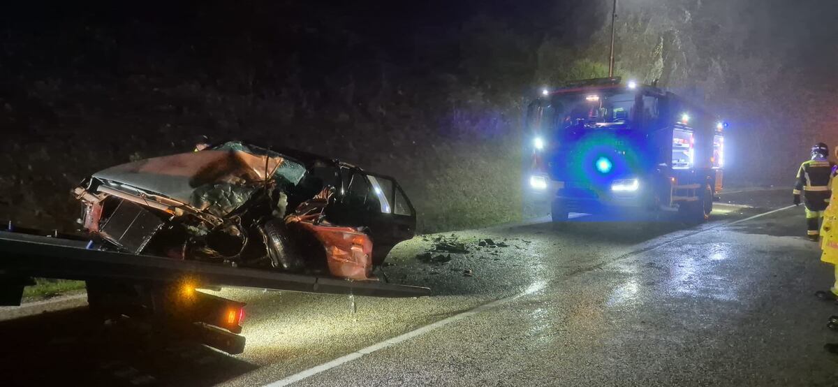 Doble tragedia en Muíños: una mujer murió en un choque frontal y su esposo falleció al enterarse en el lugar del siniestro.
