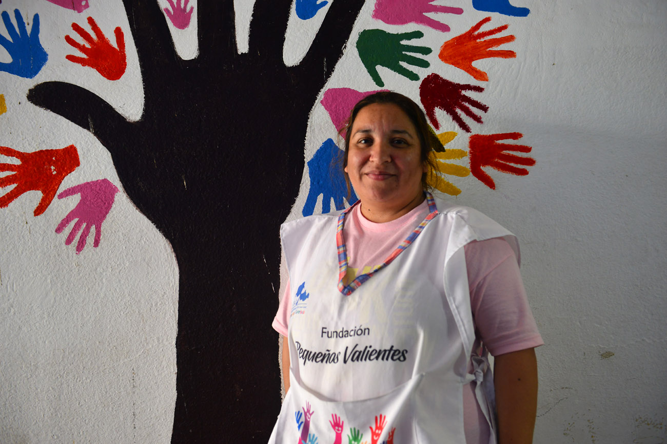 Yessica Zamora (37), presidenta de la Fundación Pequeños Valientes asiste, junto a otras siete mamás y 17 estudiantes voluntarios de la Universidad Siglo 21, a las madres y niños internados en el Hospital Pediátrico. (Nicolás Bravo / La Voz)