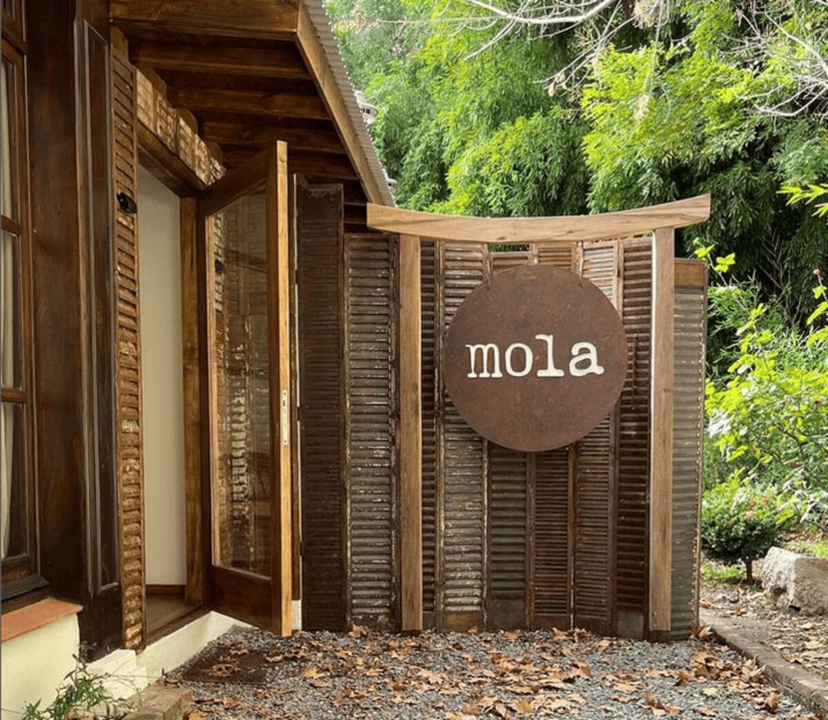 Mola lo trae a Ale Lacroix.