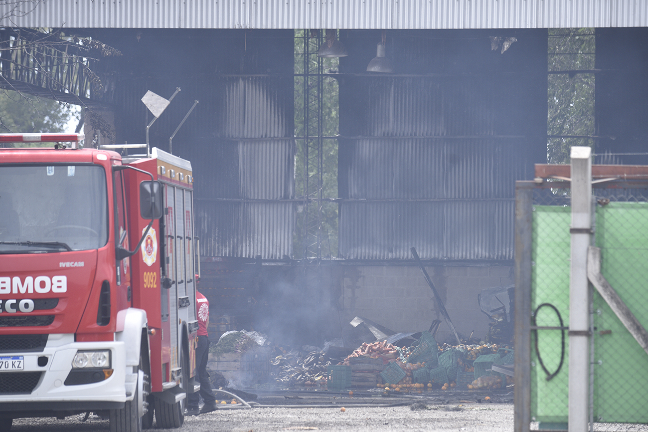 Incendio en Córdoba: ardió un depósito de una verdulería y evacuaron un jardín de infantes. Foto Ramiro Pereyra