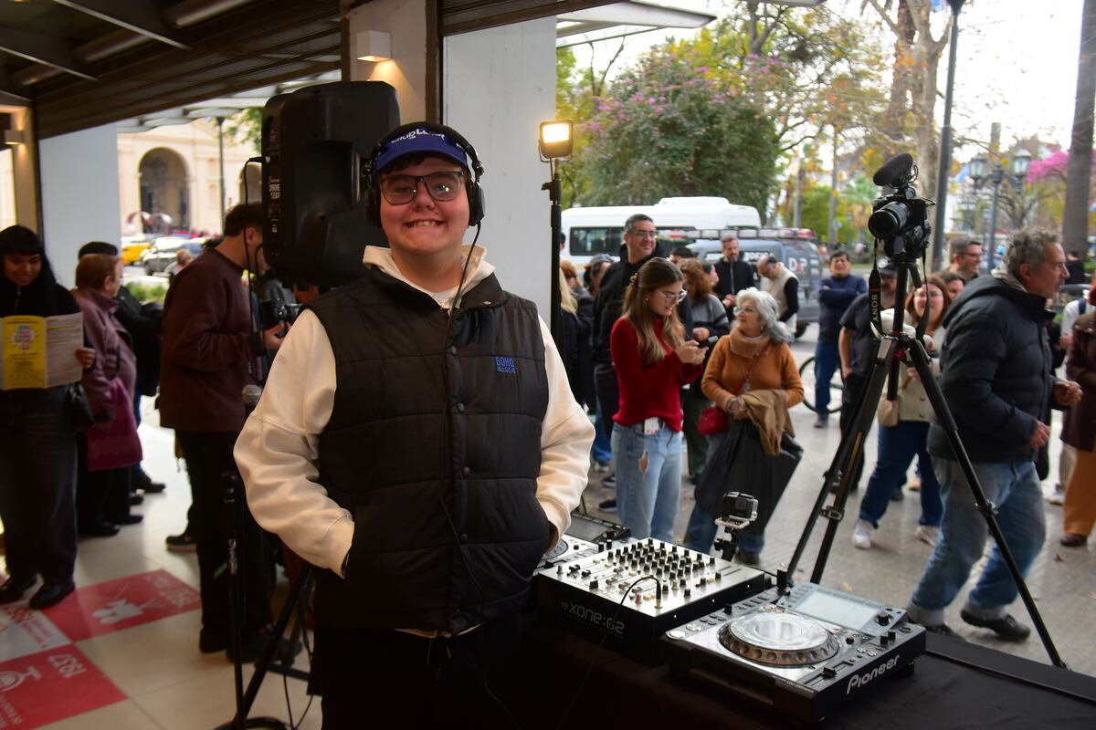 Intervención urbana. Mateo poniendo sus sets de música en la antesala del evento Desafiarte en el Teatro Real (Nicolás Bravo/La Voz).